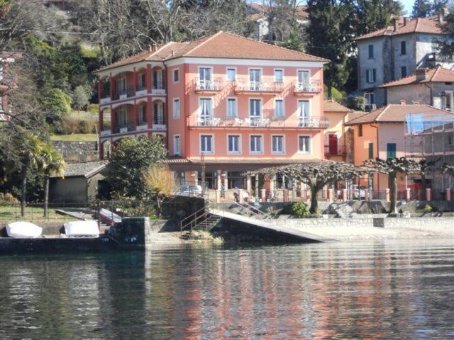 Albergo Riva Reno Di Leggiuno Exteriör bild