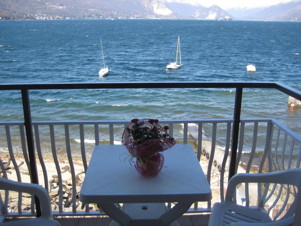 Albergo Riva Reno Di Leggiuno Rum bild