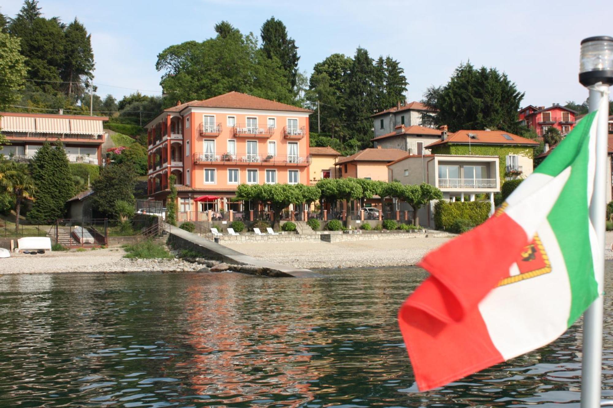 Albergo Riva Reno Di Leggiuno Exteriör bild