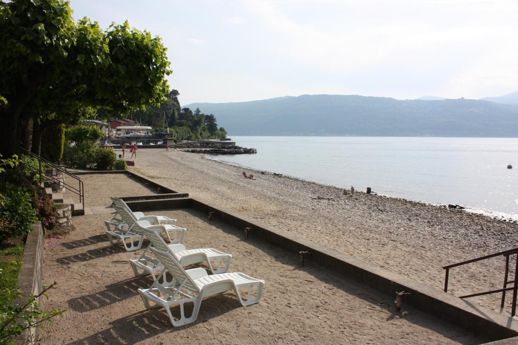 Albergo Riva Reno Di Leggiuno Exteriör bild