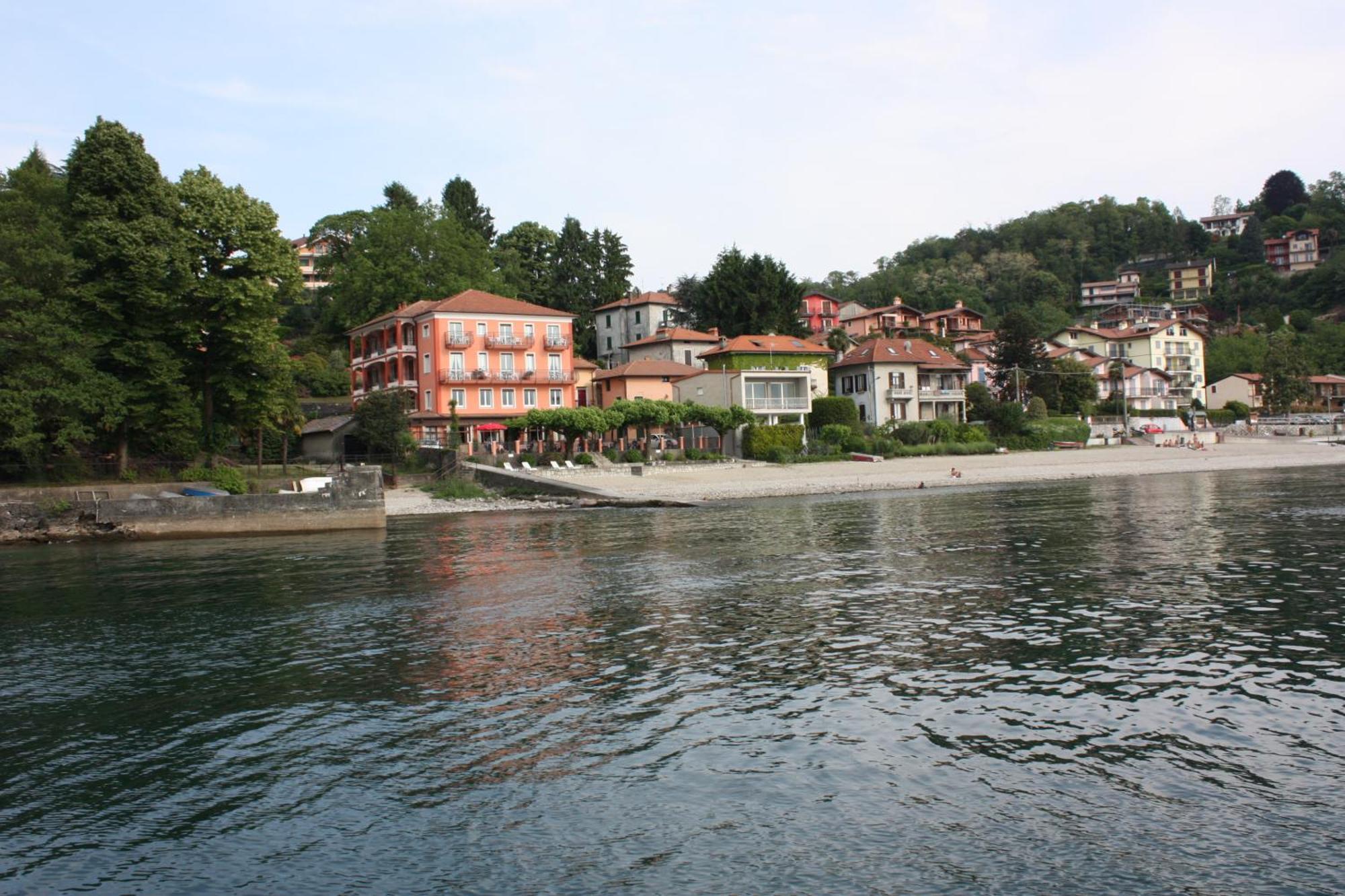 Albergo Riva Reno Di Leggiuno Exteriör bild