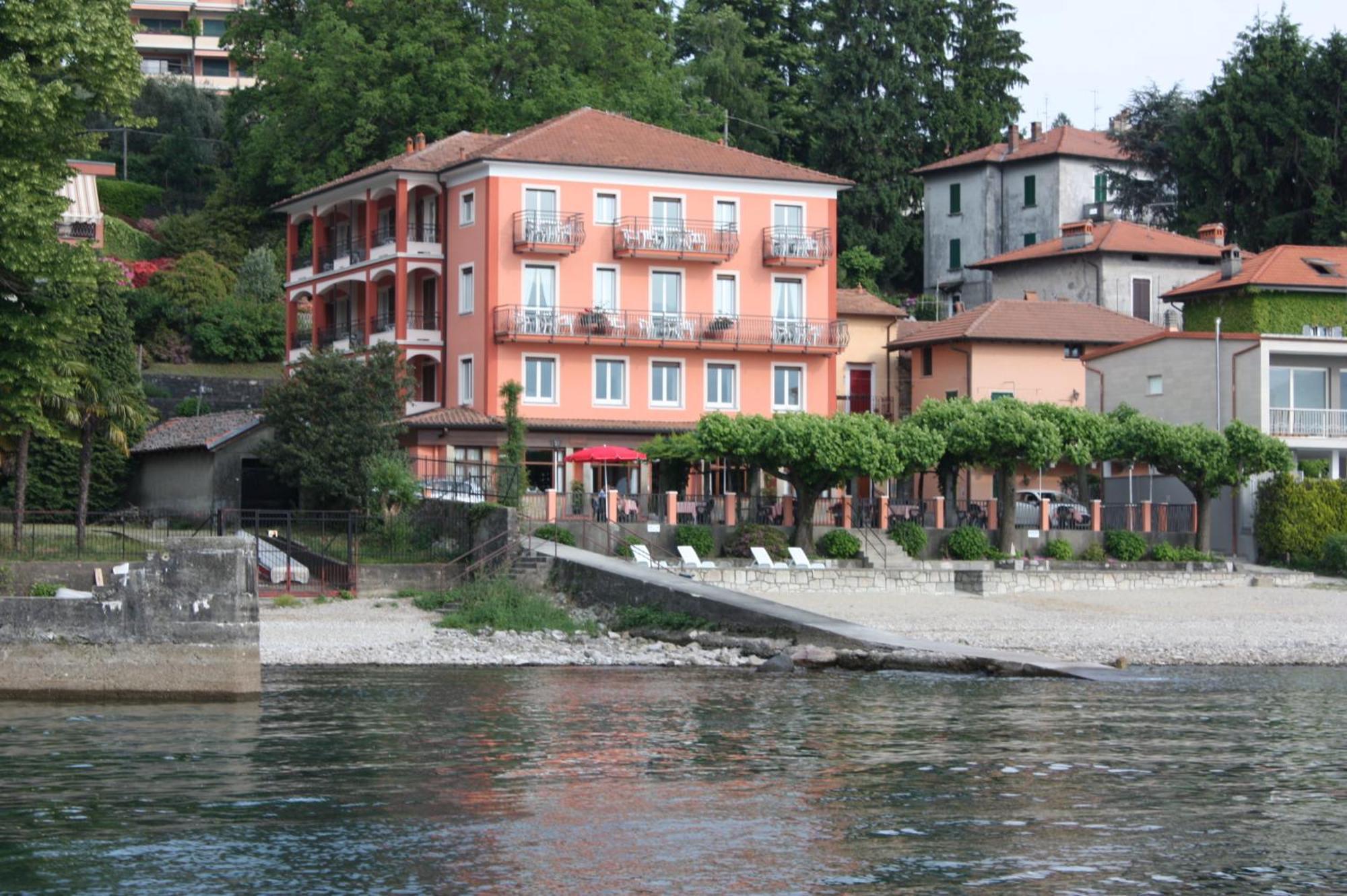 Albergo Riva Reno Di Leggiuno Exteriör bild