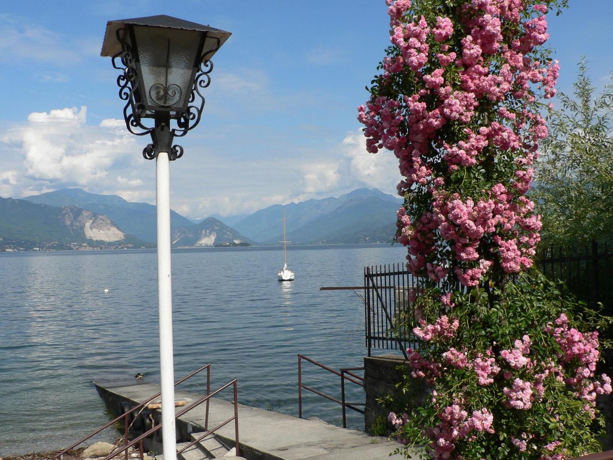 Albergo Riva Reno Di Leggiuno Exteriör bild