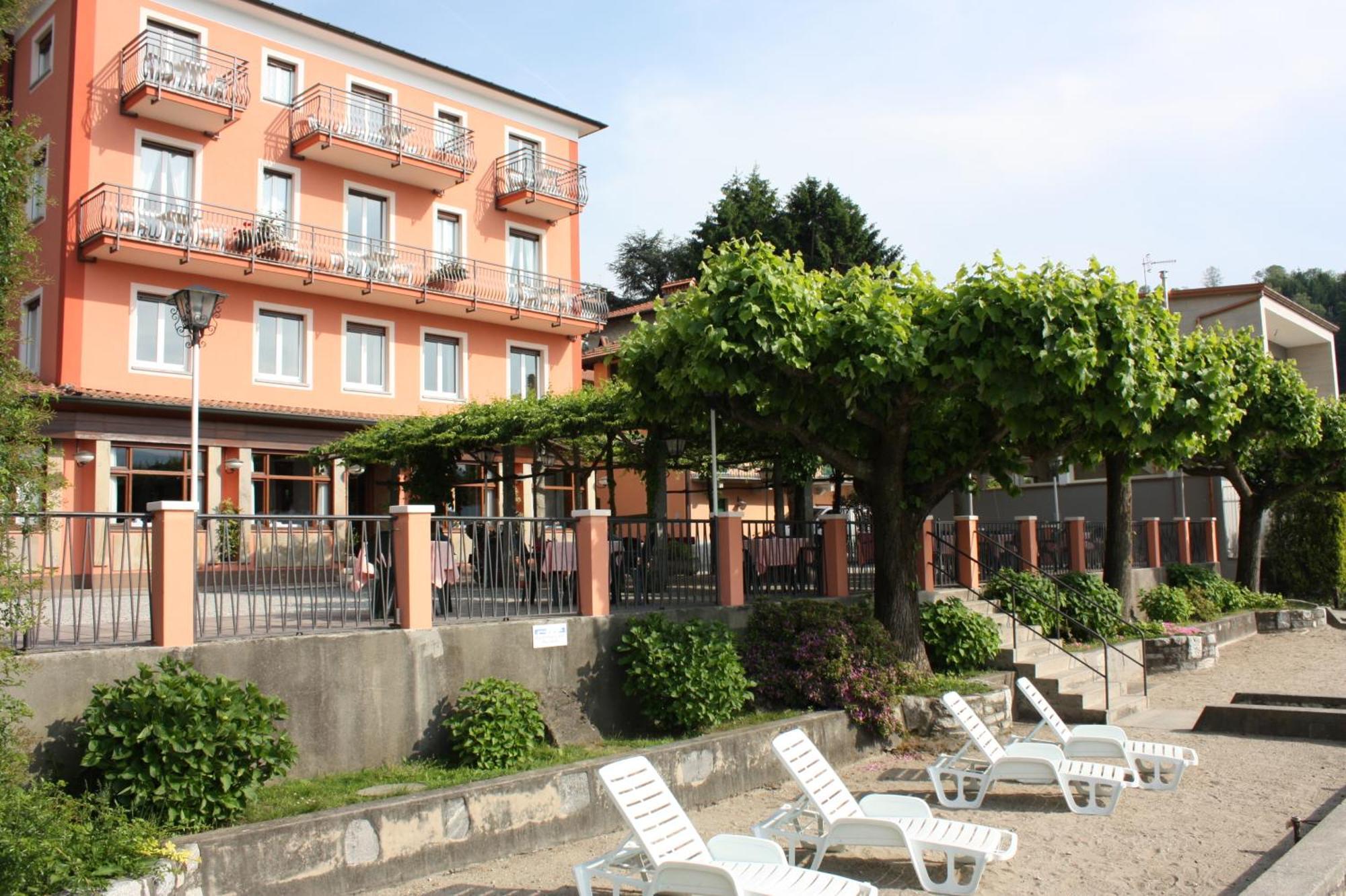 Albergo Riva Reno Di Leggiuno Exteriör bild