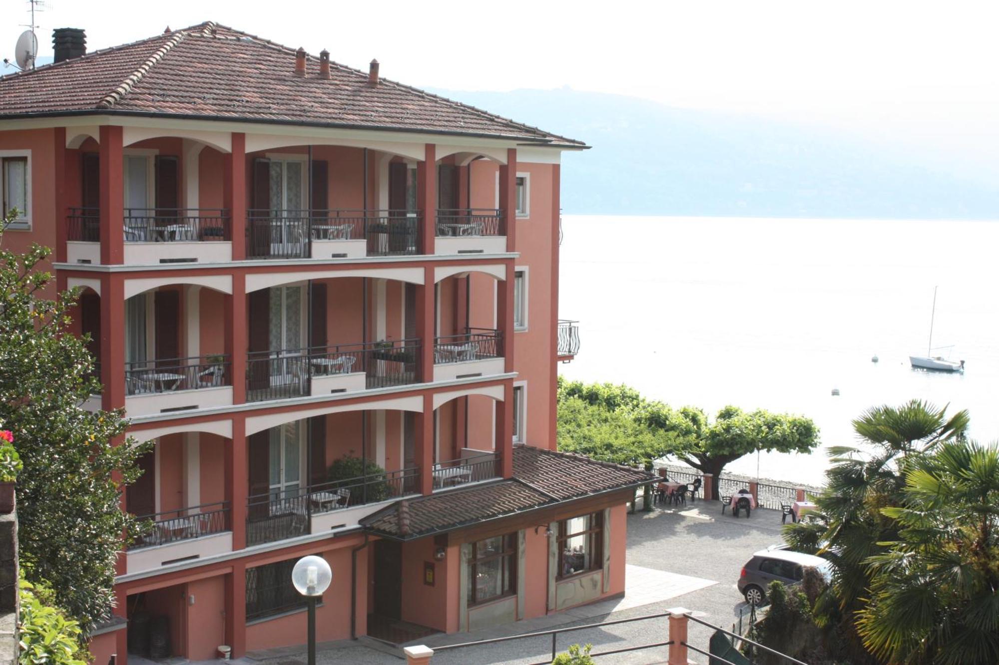 Albergo Riva Reno Di Leggiuno Exteriör bild