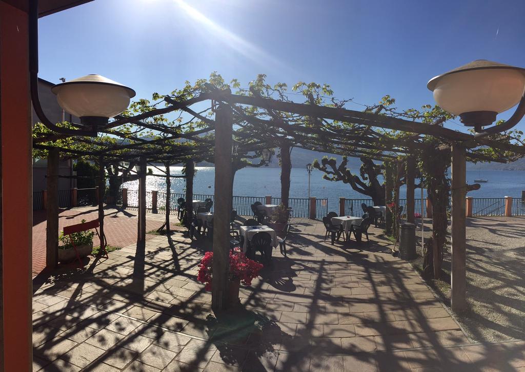 Albergo Riva Reno Di Leggiuno Exteriör bild