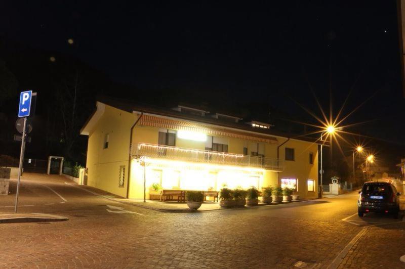 Albergo Riva Reno Di Leggiuno Exteriör bild