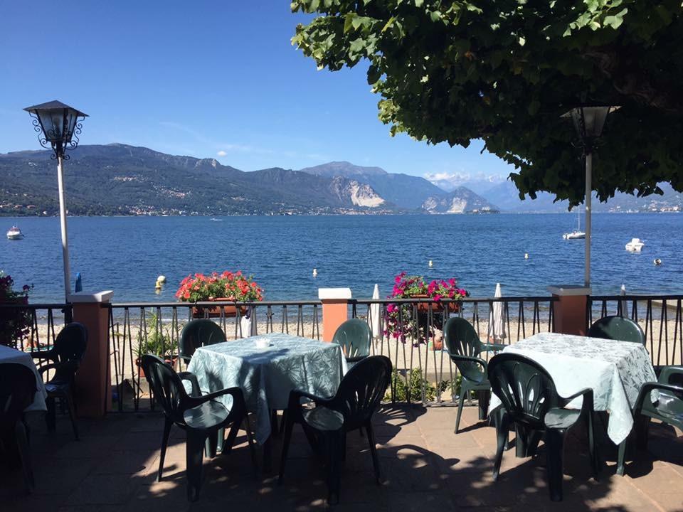 Albergo Riva Reno Di Leggiuno Exteriör bild