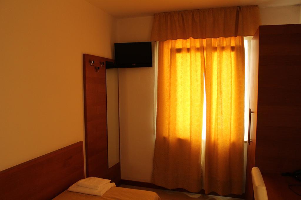 Albergo Riva Reno Di Leggiuno Rum bild