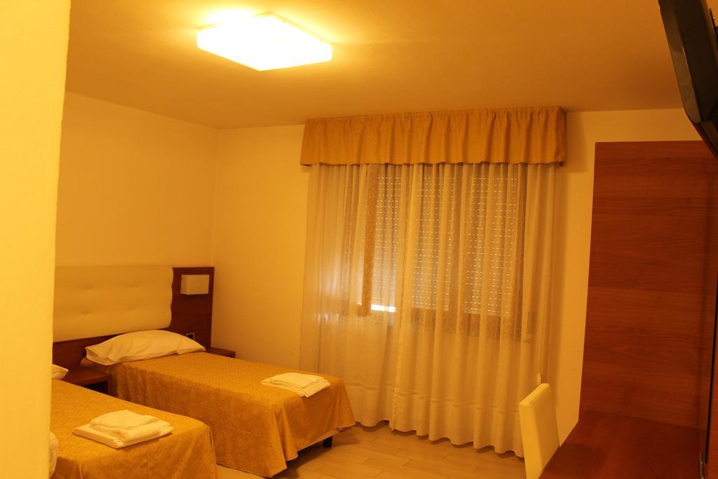 Albergo Riva Reno Di Leggiuno Exteriör bild