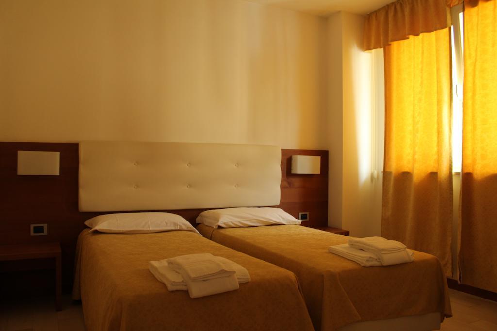 Albergo Riva Reno Di Leggiuno Exteriör bild