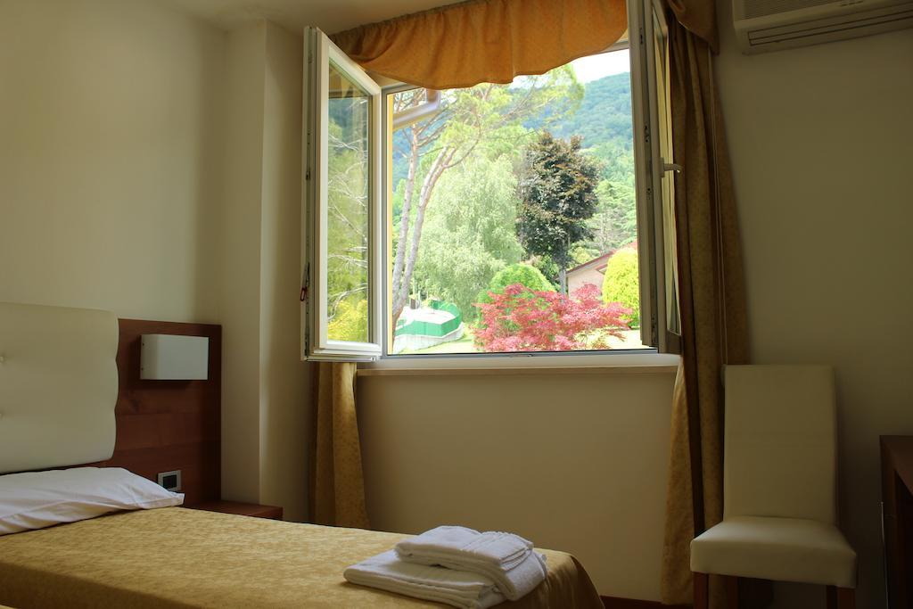 Albergo Riva Reno Di Leggiuno Exteriör bild